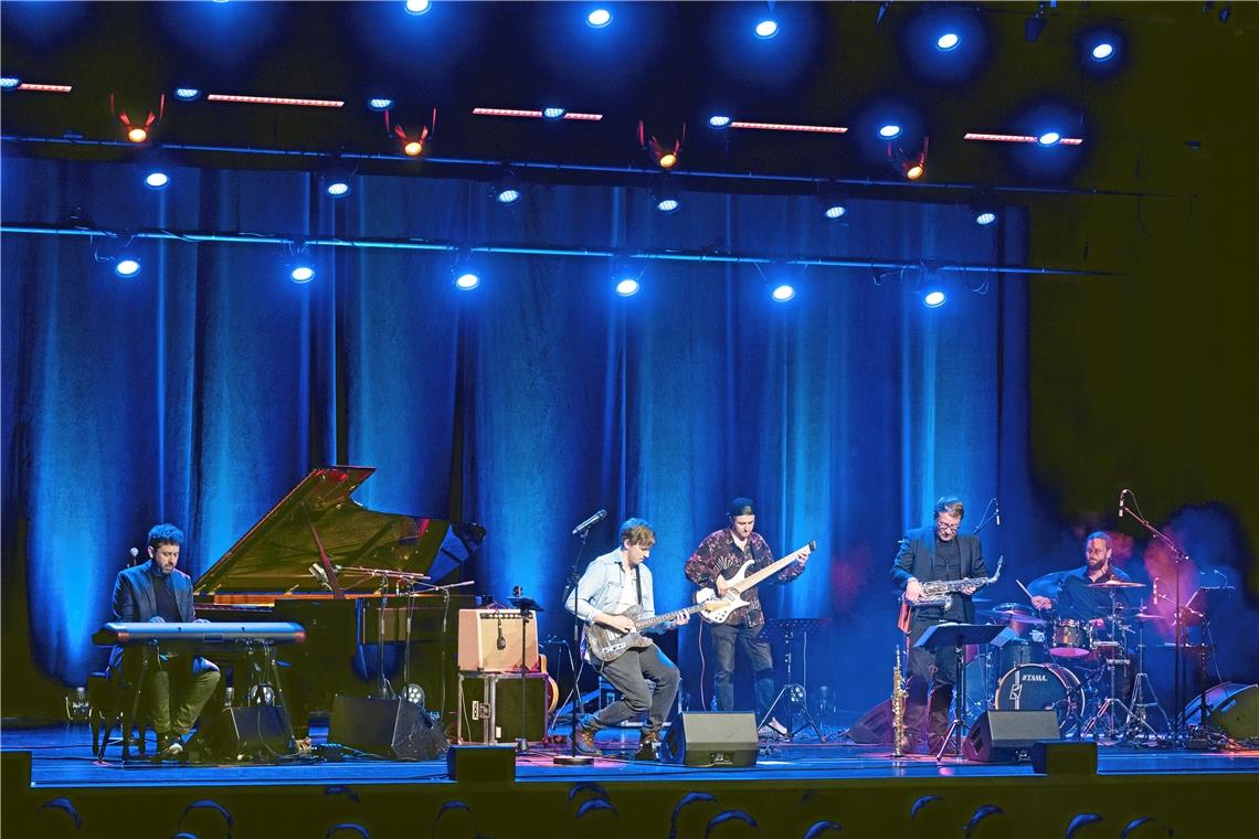 Jazz-Night in Backnang: Drei Stunden Musik im Doppelkonzert Als „Local Heroes“ gestaltete die Steve Cathedral Group mit Bandleader Steffen Münster (vorne) den ersten Teil des Konzertabends. Foto: Alexander Becher