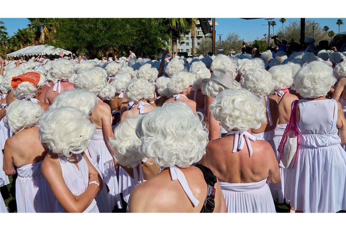 Als Marilyn Monroe verkleidete Teilnehmer versammeln sich in der Innenstadt von Palm Springs.