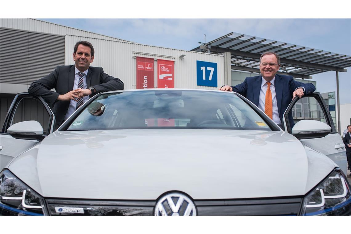 Als Ministerpräsident sitzt Lies (l) für Niedersachsen im VW-Aufsichtsrat. Auch 2015 war er dabei – als Wirtschaftsminister an der Seite des früheren Regierungschefs Stephan Weil (r). (Archivbild)