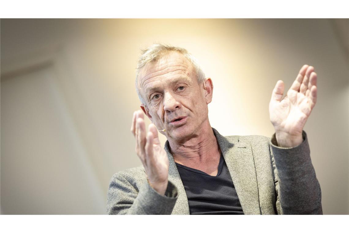 Als misslungensten Platz/Gebäude kürt der Architekt und „IBA 27“-Intendant Andreas Hofer „die Asphaltflicken in frisch gepflasterten Straßenräumen in Fußgängerbereichen der Innenstadt. Sie verbinden handwerkliches Ungeschick mit einer Lieblosigkeit, die nur über eine zu lange Abhängigkeit von der Droge Auto erklärbar ist.“