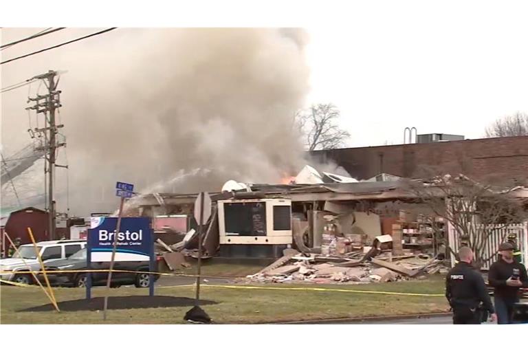 Als mögliche Ursache der Explosion am Dienstagabend wird ein Gasleck vermutet.