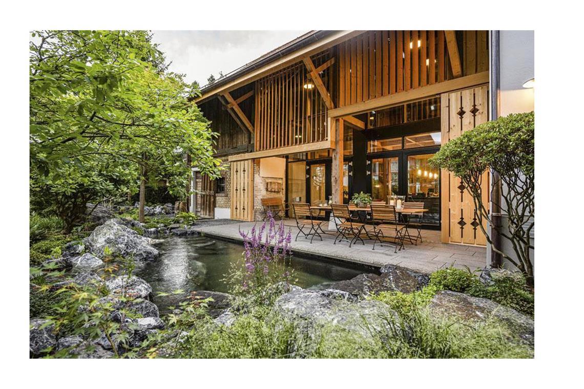 Das sind die schönsten Gärten des Jahres Als Newcomer wurde die Daniel Berg GmbH mit einem Garten in Bonstetten im Schweizer Kanton Zürich ausgezeichnet. Er erstreckt sich um ein denkmalgeschütztes Bauernhaus. Er ist mit einer Terrasse und einem Schwimmteich ausgestattet.