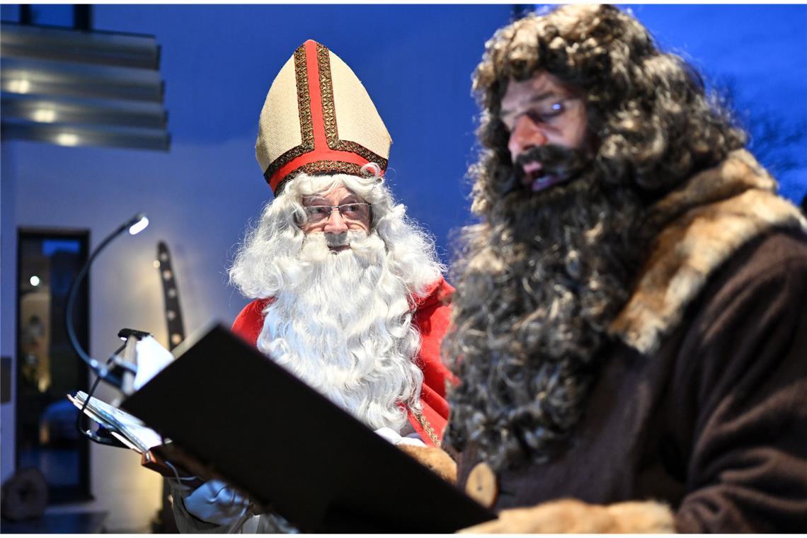 Das ist der Unterschied zwischen Nikolaus und Weihnachtsmann Als Nikolaus und sein Knecht Ruprecht verkleidet besuchen Erich Schwarz (in rot und mit Mitra) und Michael Huber (Ruprecht) eine Familie bei Friedrichshafen. Die beiden Darsteller gehören der Nikolausgilde Friedrichshafen an, die die Tradition des heiligen Nikolaus von Myra bewahren wollen.