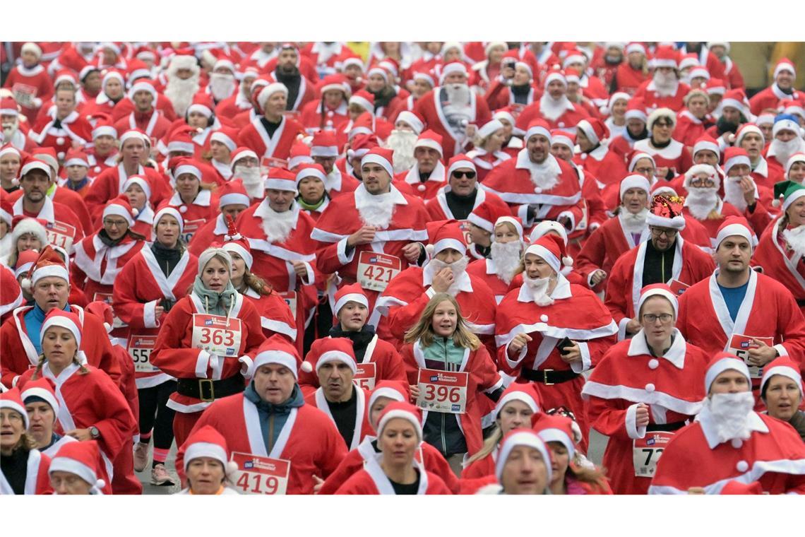 Bilder des Tages Als Nikolaus verkleidete Läufer laufen beim Michendorfer Nikolauslauf die Straße entlang. Über 800 Teilnehmer liefen dieses Jahr beim Michendorfer Nikolauslauf mit.