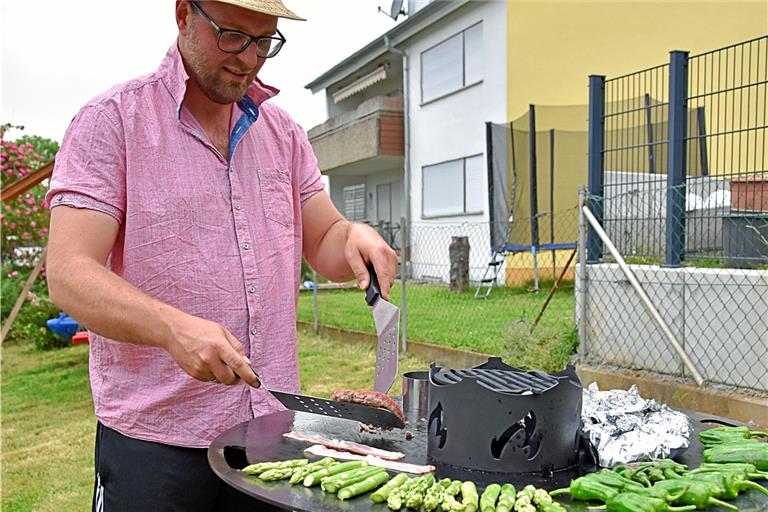 Als passionierter Grillmaster präsentiert der Kirchberger Daniel Schmidt seine deliziösen Kreationen zum Besuch unserer Zeitung in seinem Zuhause. Fotos: Tobias Sellmaier