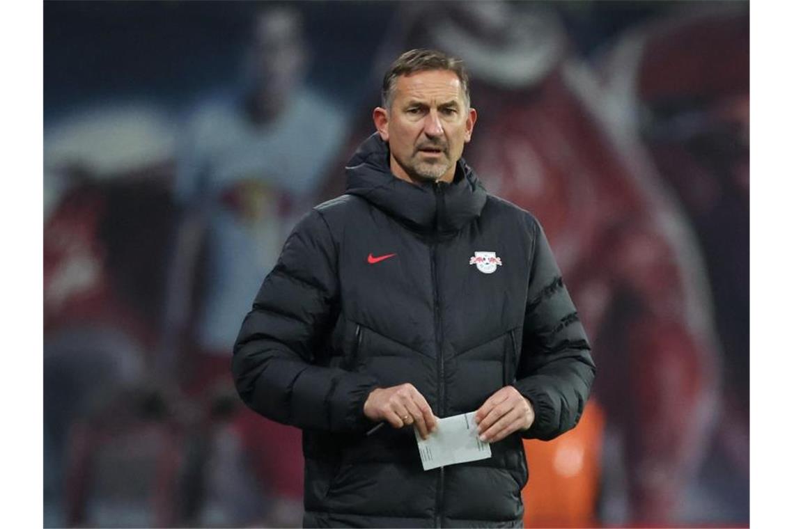 Trainer-Platzhalter soll RB Leipzig Europa League sichern Als Platzhalter an der Seitenlinie soll Achim Beierlorzer im Fernduell mit dem FC Brügge wenigstens noch Gruppenplatz sichern. Foto: Jan Woitas/dpa