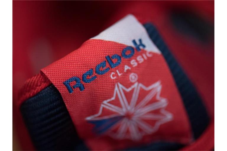 Als Produktfälschung sichergestellt: Plagiat eines Reebok-Sportschuhs. Foto: Boris Roessler