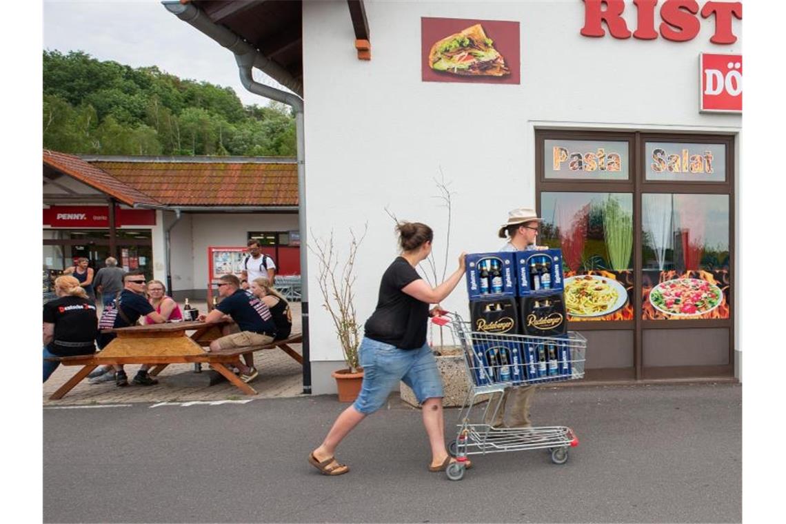 Ostritzer kaufen den Neonazis das Bier weg Als Protest gegen das das rechtsextreme „Schild und Schwert Festival“ hatten am Samstag Bürger aus Ostritz mehr als 100 Kästen Bier in einem Supermarkt aufgekauft. Foto: Daniel Schäfer