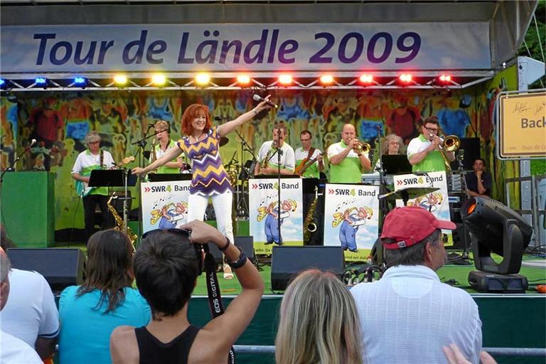 Als Sängerin der SWR-4-Band war Sabine Petrich auf vielen Bühnen zu Gast – so wie hier im Rahmen der Tour de Ländle 2009 im Aspacher Fautenhau. Foto: Ernst Hekeler