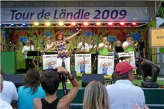 Als Sängerin der SWR-4-Band war Sabine Petrich auf vielen Bühnen zu Gast – so wie hier im Rahmen der Tour de Ländle 2009 im Aspacher Fautenhau. Foto: Ernst Hekeler