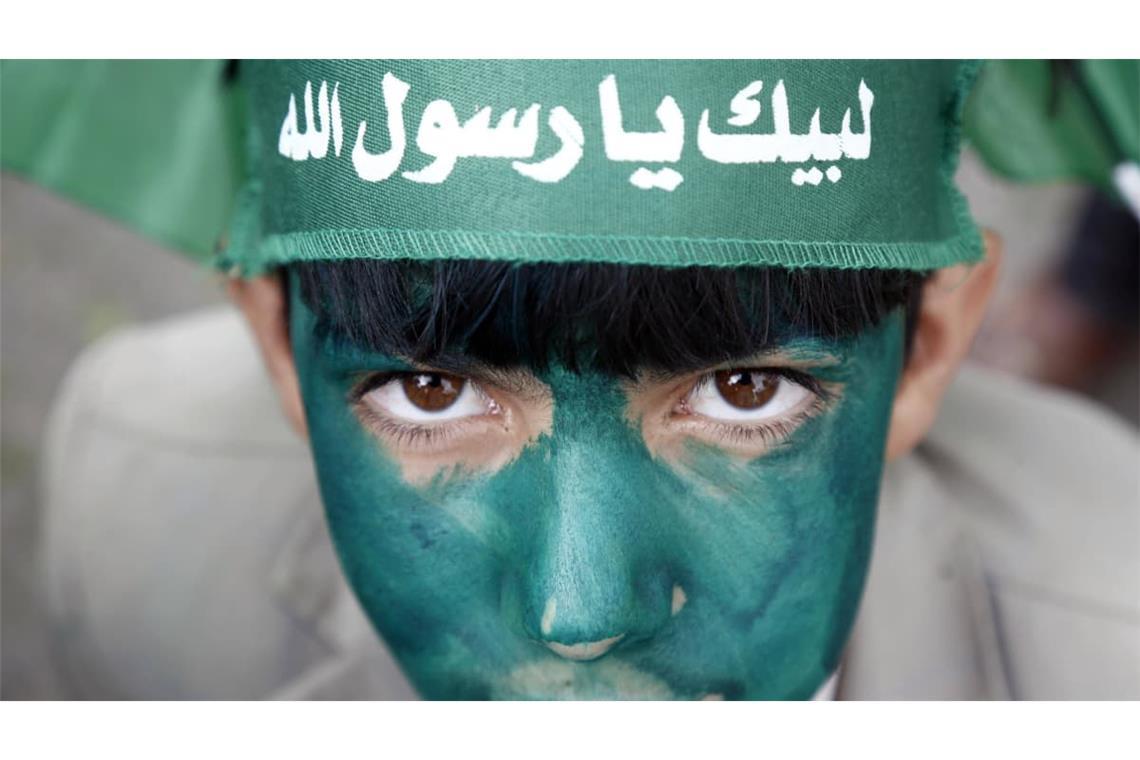 Als schiitische Gruppierung sind die Huthi eng an die Islamische Republik Iran angelehnt. Sie verstehen sich daher als Teil des pro-iranischen Kampfbegriffs „Achse des Widerstands“, welcher in iranischer Diktion primär gegen den Westen und Israel gerichtete Kräfte der Region umschreibt.