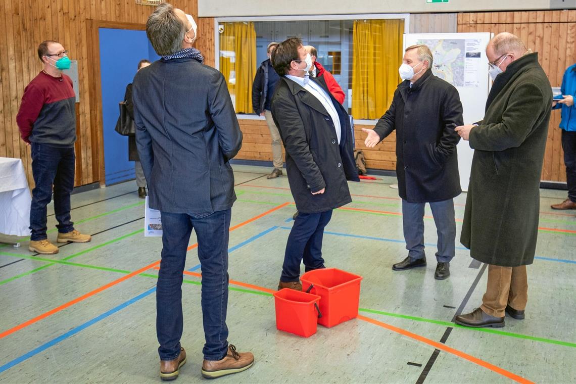 Als Siegfried Janocha (2. von rechts) Martin Gerster und Christian Lange (rechts) vor zwei Wochen den maroden Zustand der Halle schilderte, waren die Eimer nicht aus Effekthascherei aufgestellt worden. Das Wasser tropf vielmehr ständig von der Decke. Andreas Stier (links) bestätigte dies.Foto: A. Becher