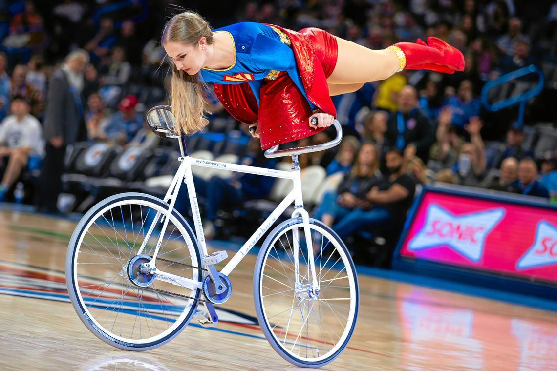 Als Superwoman auf dem Kunstrad schon mehrfach zu Gast in der besten und größten Basketballliga der Welt: Viola Brand. Foto: privat