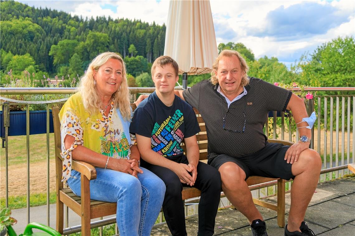 Als Tim Dörfler (Mitte) vor etwa anderthalb Jahren den Wunsch äußerte, auszuziehen, haben sich seine Eltern Bärbel und Harald nach Möglichkeiten für ihn umgesehen.