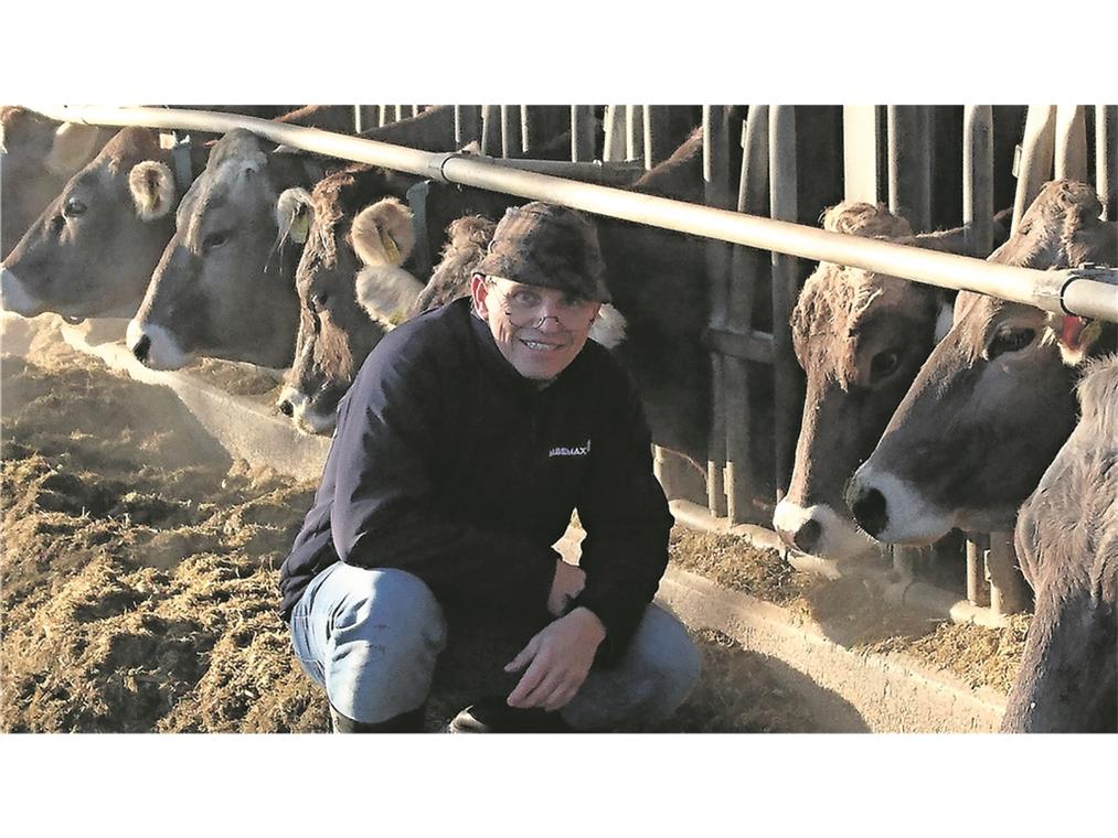 Zwischen Bescherung und Stallgeburt Als Veterinär für Großtiere betreut Harald Pfeiffer verschiedene Höfe im oberen Murrtal. Hier macht er gerade eine vorweihnachtliche Stippvisite bei Familie Wurst in Hinterwestermurr, die einen Braunviehbetrieb hat und die er seit fast 20 Jahren als Tierarzt betreut. Er freut sich auf die Feiertage, aber muss sie nehmen, wie sie kommen – auch mit möglichen Patienten und Stallaufenthalt. Foto: privat