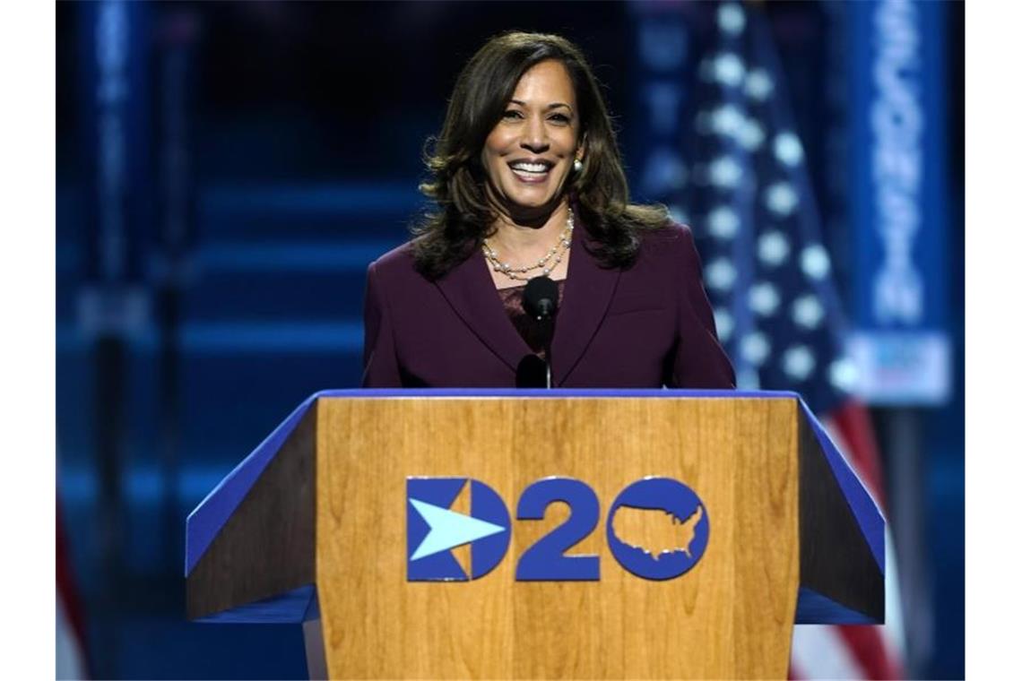 Obama rechnet mit Trump ab - Harris offiziell nominiert Als Vize-Präsidentschaftskandidatin der Demokraten nominiert: Kamala Harris bei ihrer Parteitagsrede. Foto: Carolyn Kaster/AP/dpa