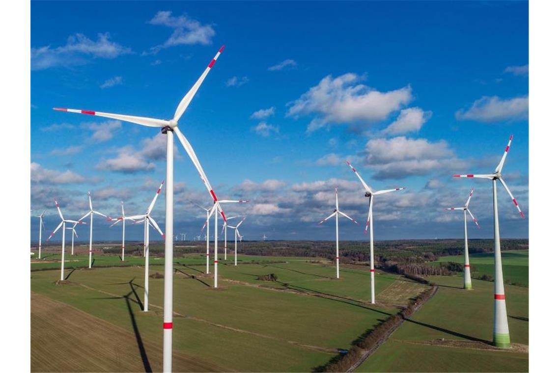 Als wichtige Maßnahmen für die Energiewende bezeichneten 92 Prozent der über 14-Jährigen in Deutschland den Ausbau erneuerbarer Energiequellen wie Windkraft und Sonne. Foto: Patrick Pleul