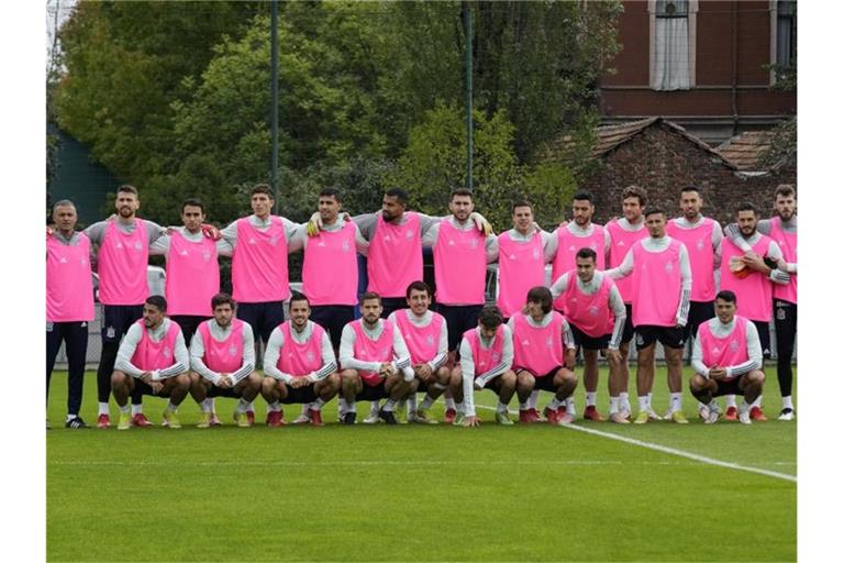 Als Zeichen im Kampf gegen Brustkrebs absolvierten die Spieler von Trainer Luis Enrique ihr Abschlusstraining mit rosa Leibchen. Foto: Luca Bruno/AP/dpa