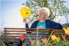 Als zertifizierte Lachtrainerin und Lachyogi hat Ilsebyll Beutel-SpöriIlsebyll eine starke Verbindung zum Lachen. Foto: Alexander Becher