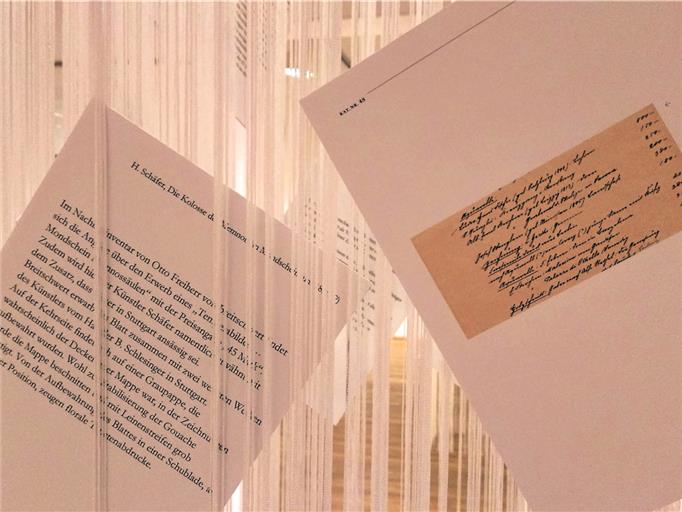 Als zweite Realität eines Kunstwerks wird die Rückseite gesehen. Den Grafiken gegenübergestellte Installationen verdeutlichen dies.Fotos: P. Wolf