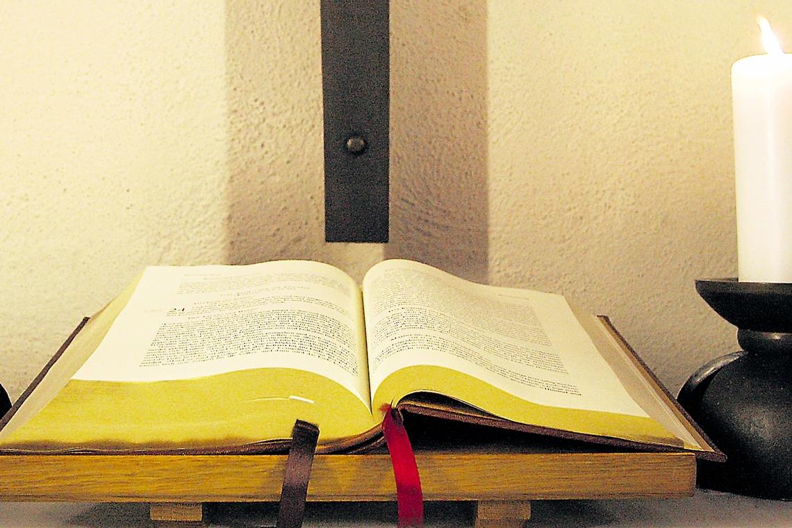 Gottesdienste und Seelsorge im Netz Altarbibel in der evangelischen Kirche in Hohnweiler. Archivfoto: E. Layher