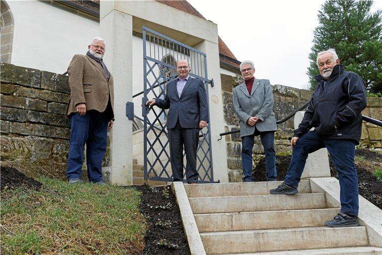 Altbürgermeister Ulrich Burr, Bürgermeister Armin Mößner, Rainer Hirzel und Roland Walter (von links nach rechts) präsentieren stolz das fertige Tor. Foto: J. Fiedler