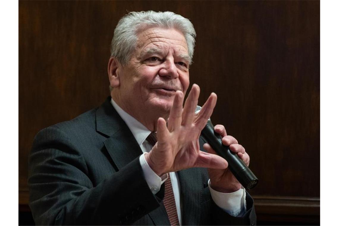 Altbundespräsident Joachim Gauck: „Ein paar Illiberale rechts wie links tun auf einmal so, als würden sie Freiheitseinschränkungen nicht ertragen.“. Foto: Christophe Gateau/dpa