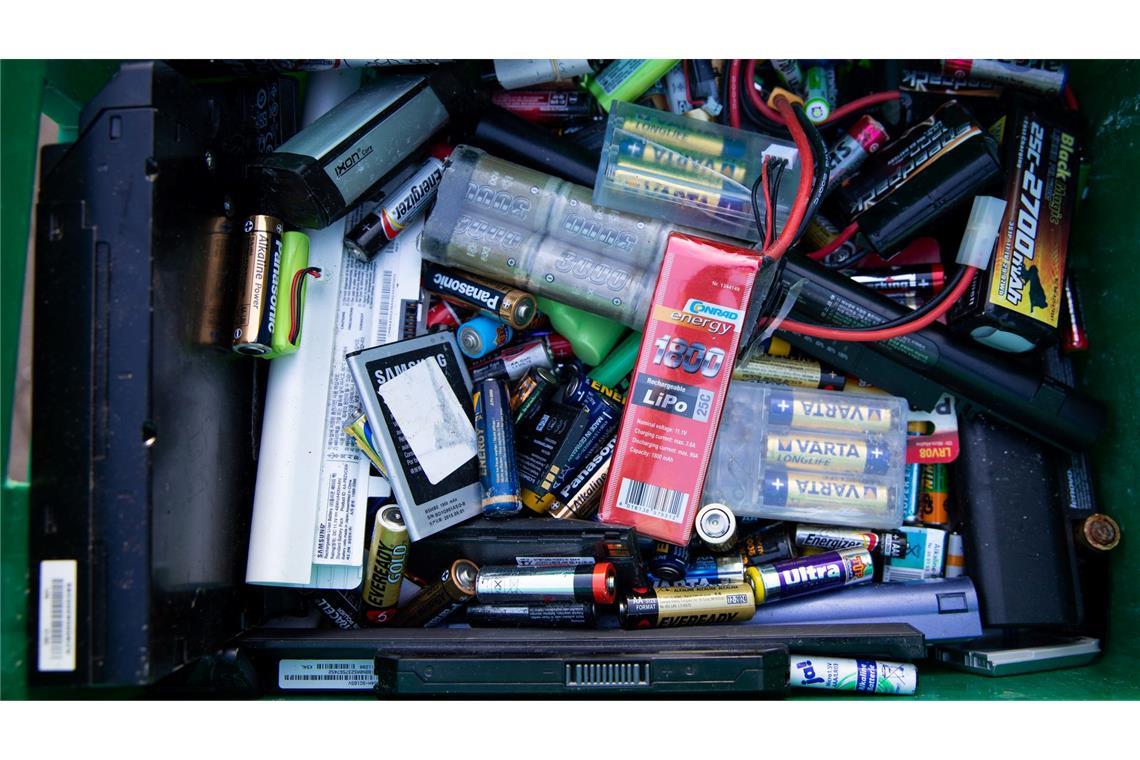 Alte Batterien müssen fachgerecht entsorgt werden.