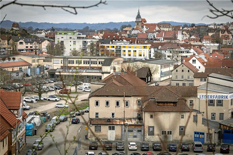 Alte Fabrikhallen und geparkte Autos bestimmen im Backnanger Westen das Bild. Das wird vorerst auch so bleiben. Foto: Alexander Becher