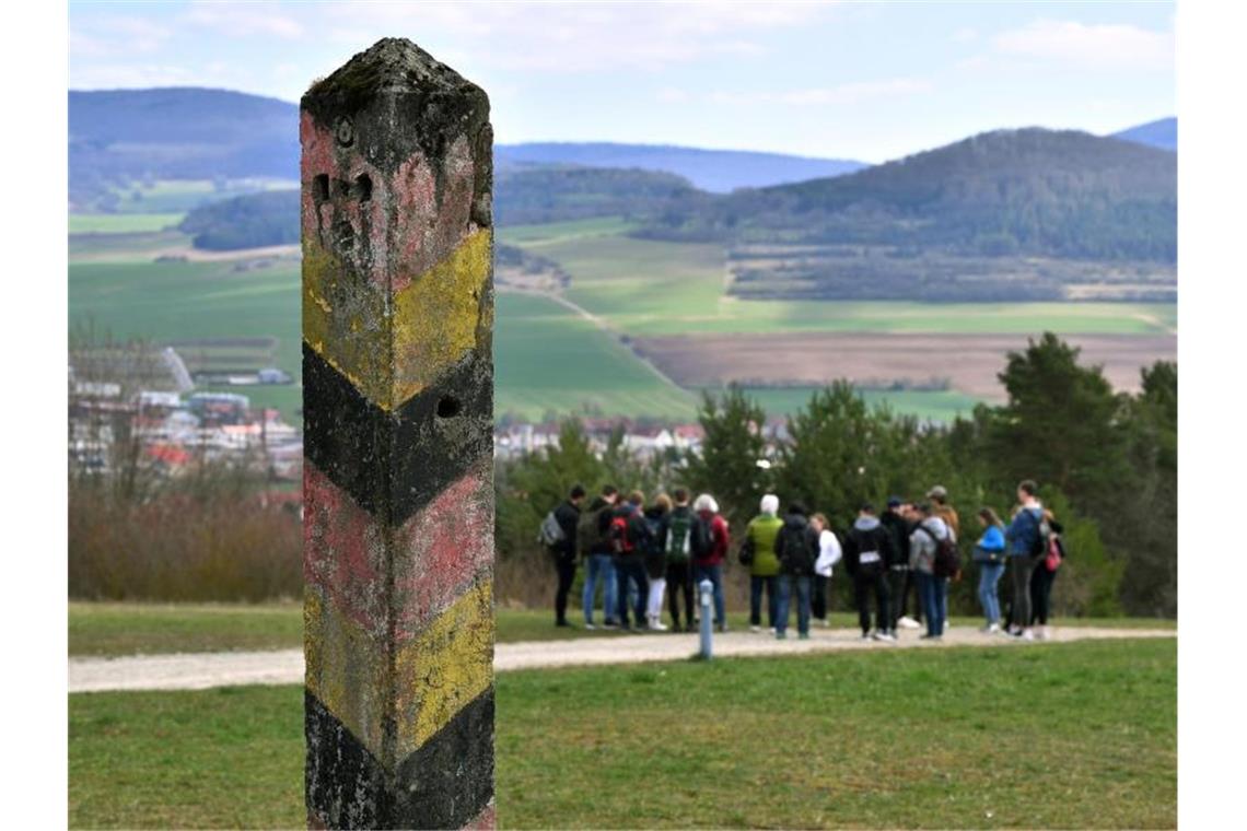 Alte Grenzmarkierung an der ehemaligen innerdeutschen Grenze bei Geisa in Thüringen. Foto: Martin Schutt/zb/dpa