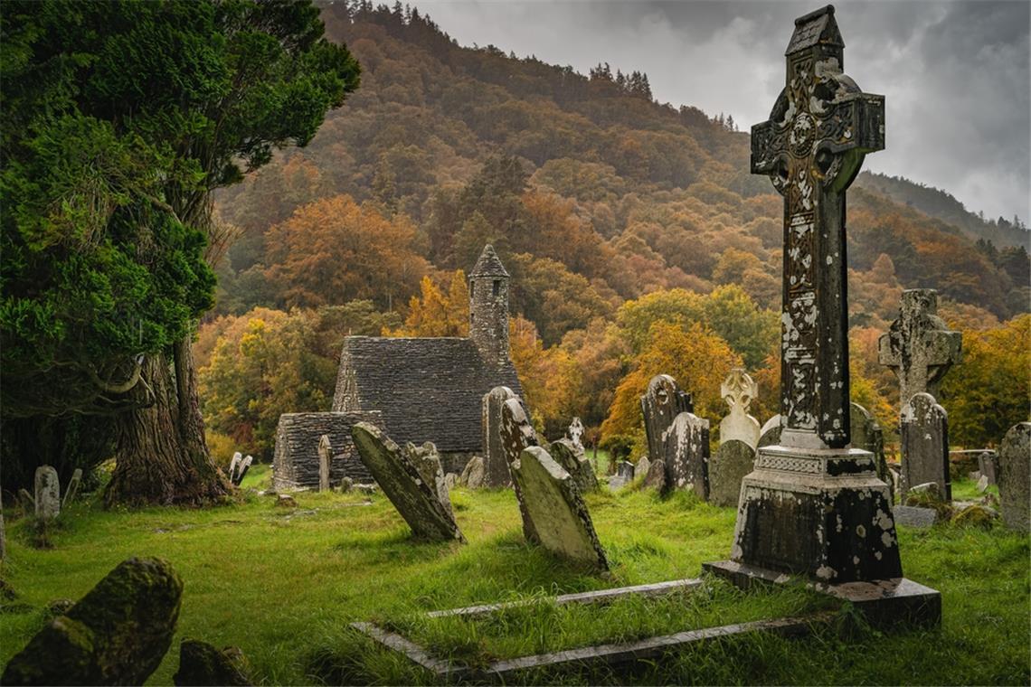 Darf man als Christ Halloween feiern? Alte Kirche und ein Friedhof in Irland: Die angebliche Wiege von Halloween.
