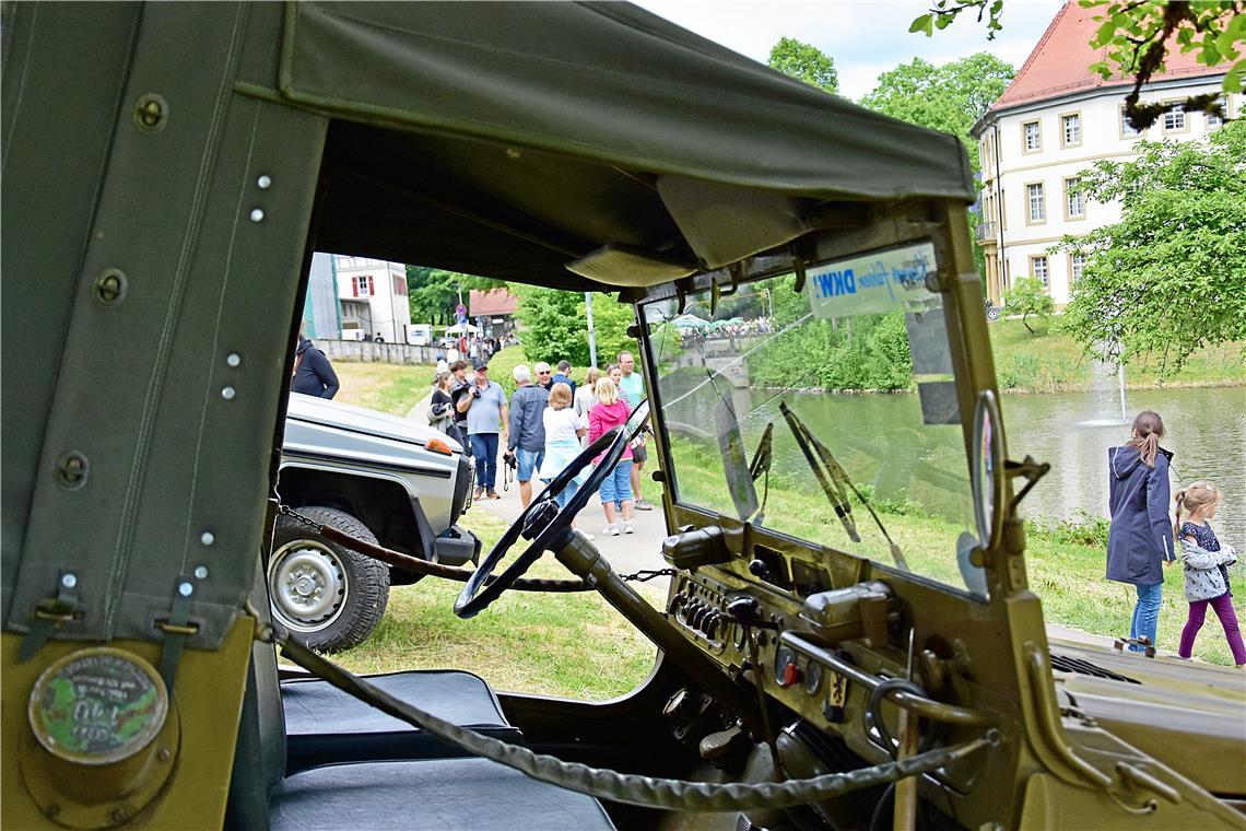 Alte Militärfahrzeuge sind auch auf der Ausstellung. 