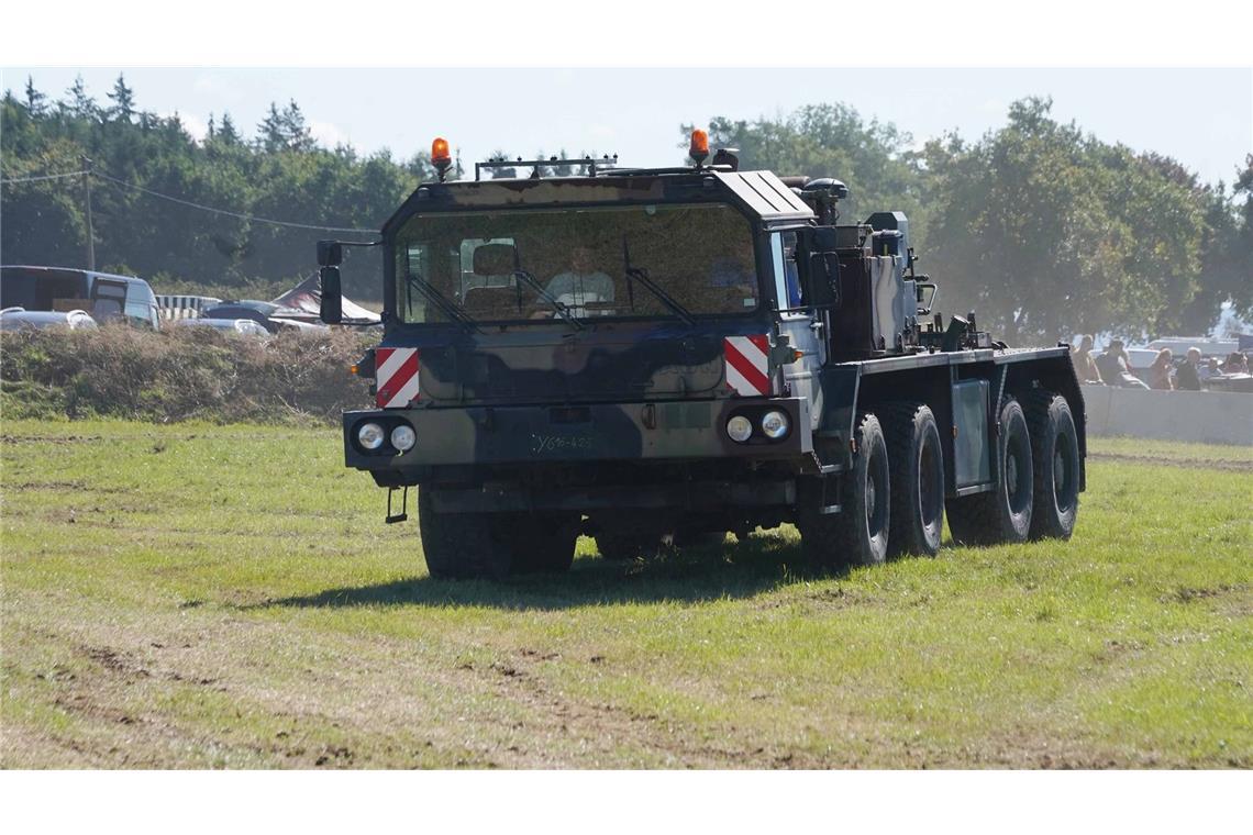 Mit dem Retro-Panzer über den Acker pflügen Alte Militärmaschinen gab es auch zu sehen.