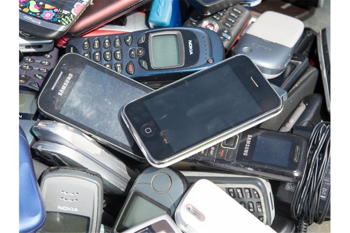 Forsa-Umfrage: Deutsche können sich Handypfand vorstellen Alte Mobiltelefone liegen in einer Schubkarre. Foto: Maurizio Gambarini/dpa