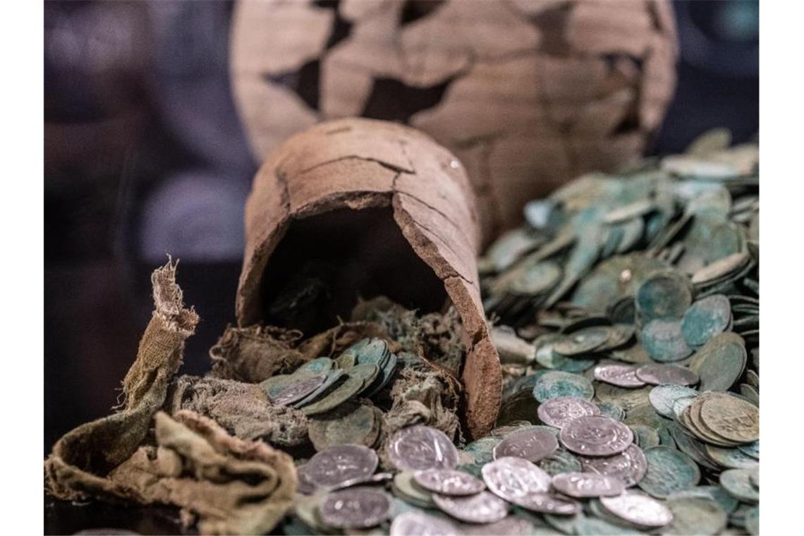 Alte Silbermünzen liegen in einer Vitrine im Alamannenmuseum. Foto: Stefan Puchner/dpa