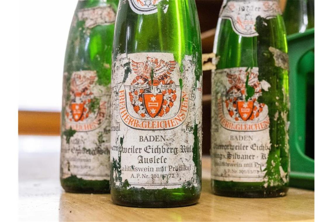 Jahrzehntealter Weinschatz in Baden gehoben Alte Weinflaschen mit verwitterten Etiketten stehen im Weingut Freiherr von Gleichenstein auf einem Tisch. Foto: Philipp von Ditfurth/dpa