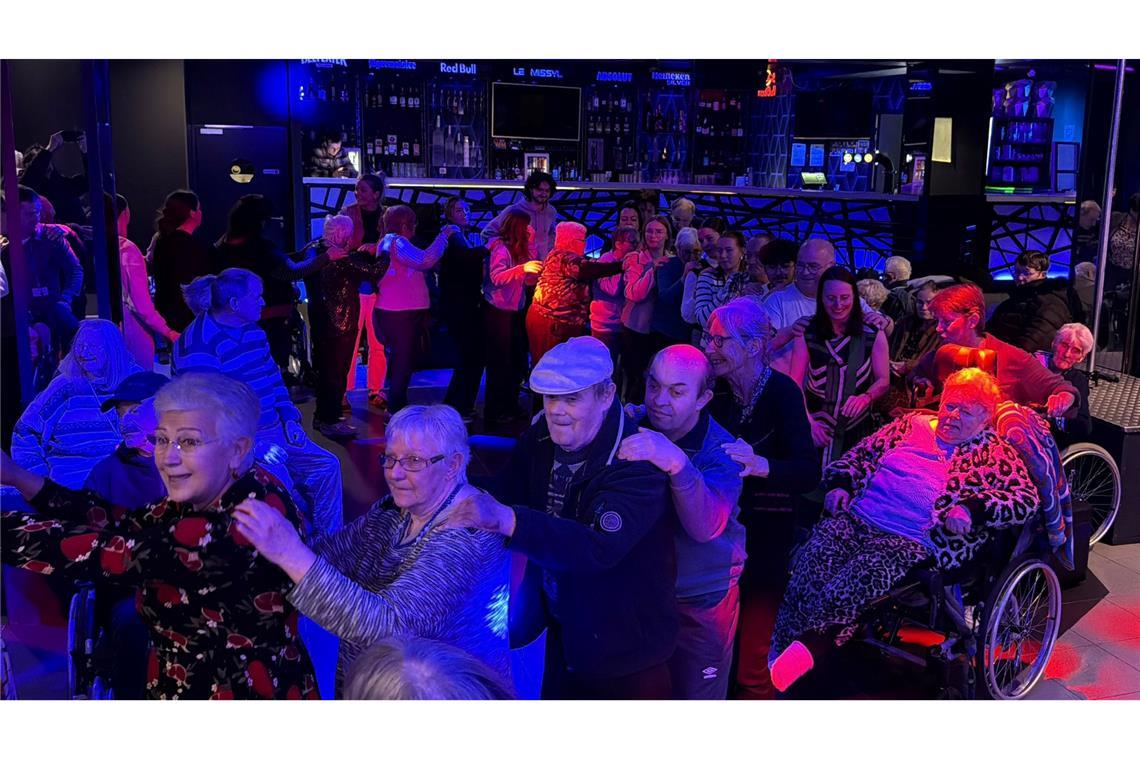 Altenheimbewohnerinnen und Freiwillige tanzen im Club „Le Missyl“. Im französischen Pontivy haben Bewohnerinnen und Bewohner von vier Altenzentren im Club gefeiert.