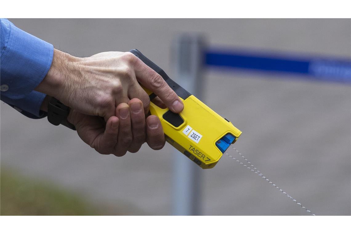Schocken statt schießen Alternative zur Dienstpistole: Elektro-Taser