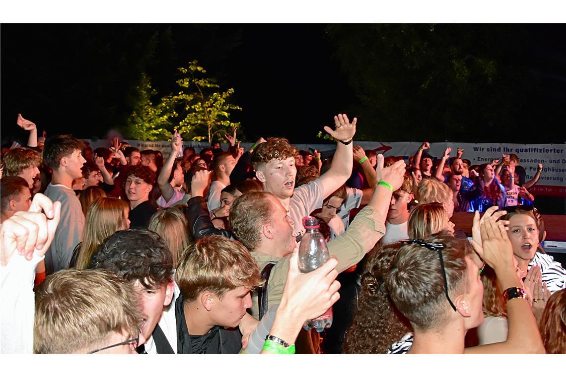 Althütte Open-Air auf dem Sportplatz Althütte mit Hofbräu Regiment. Partystimmun...
