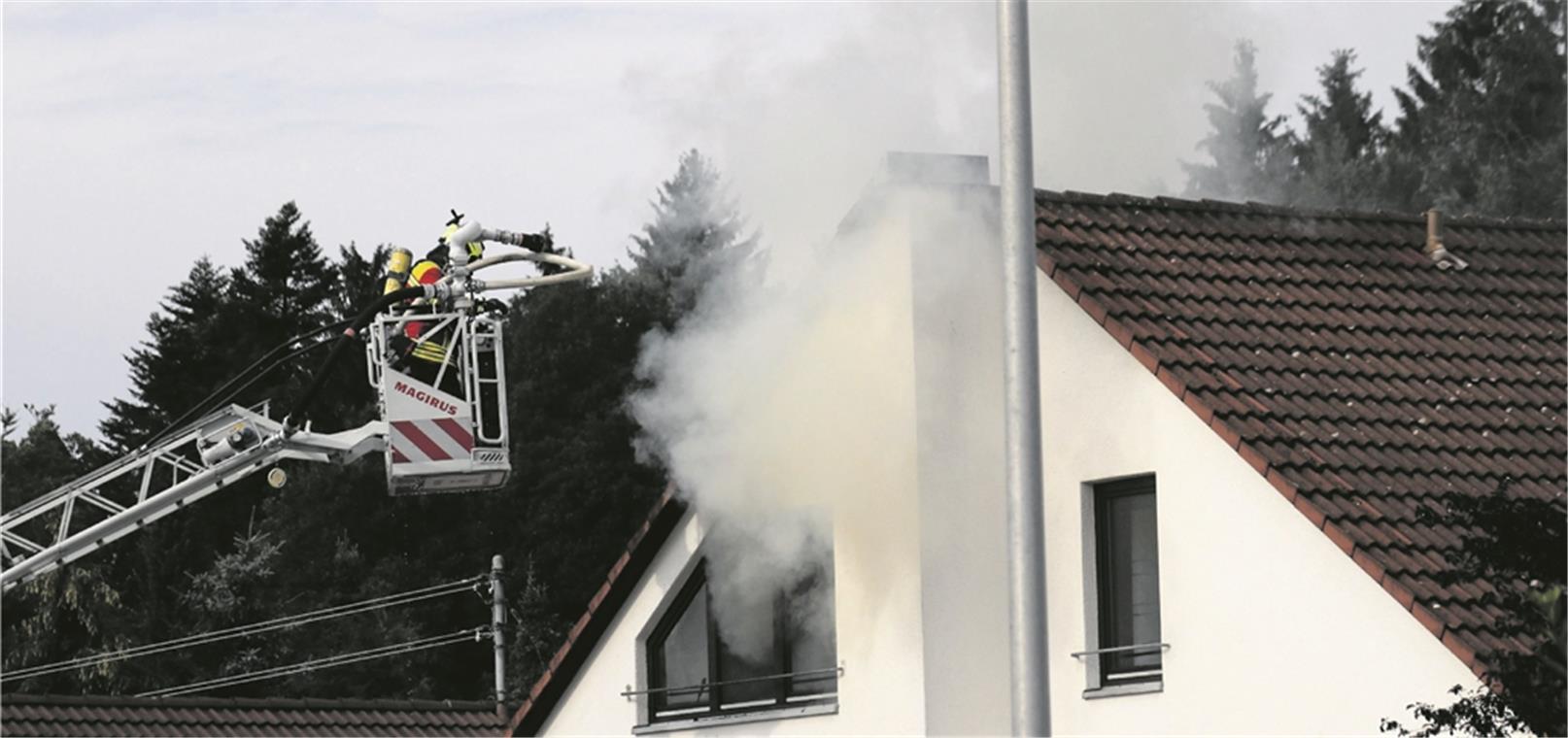 ALTHÜTTE (pol). Die Feuerwehr hat gestern Vormittag eine grausige Entdeckung gemacht, als sie den Brand in einer Dachwohnung eines Mehrfamilienhauses in der Ringstraße in Althütte löschte. Sie fand den 49-jährigen Bewohner leblos vor, für den jede Hilfe zu spät kam. Ob der Mann wegen des Brandes zu Tode kam, ist unklar. Die Feuerwehr war am Freitag um kurz nach 8 Uhr alarmiert worden, als in einem Mehrfamilienhaus in der Ringstraße Rauch zu sehen war. Beim Betreten der betroffenen Dachgeschosswohnung mussten die Kräfte der Feuerwehr ein offenes Feuer im Wohnzimmer löschen. Die Wohnung selbst war bereits komplett verqualmt und durch Ruß- und Rauchgasniederschlag stark in Mitleidenschaft gezogen. Die Ermittlungen zu den genauen Todesumständen des 49-Jährigen als auch zur Brandursache dauern noch an. Foto: SDMG/Lermer