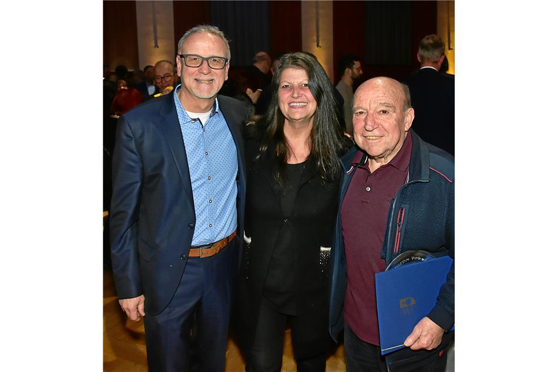 Althüttes Bürgermeister Reinhold Sczuka (links) mit den Geehrten Ingrid Beerkirc...