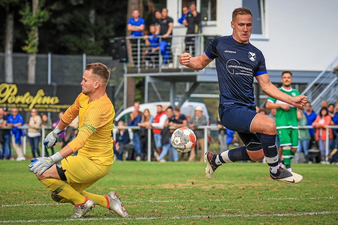 Der „Clásico“ der Fußballer aus der 4300-Seelen-Gemeinde Althüttes Stürmer Alexander Bretzler und Sechselbergs Torwart Dominik Röder beim Derby im September 2022. Es endet vor einer wie üblich stattlichen Zuschauerkulisse mit einem 0:0. Auch morgen ist mit einem Duell auf Augenhöhe zu rechnen. Archivfoto: Alexander Becher