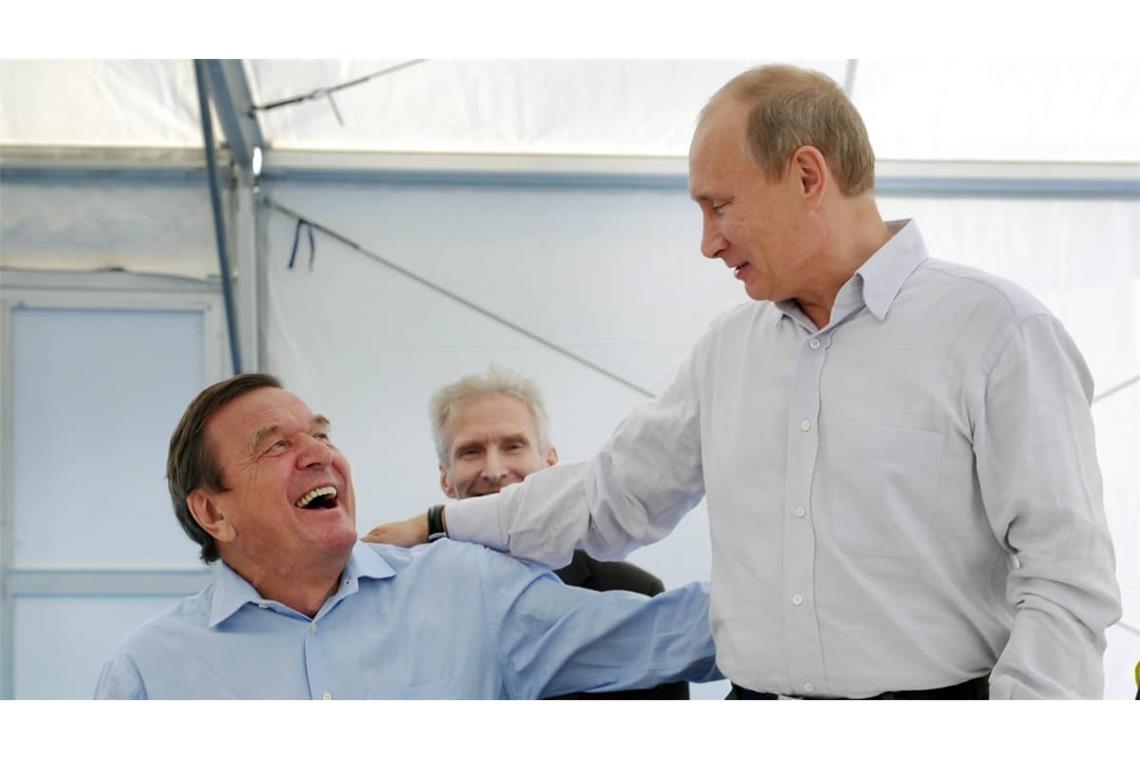 Altkanzler Gerhard Schröder besuchte Russlands Präsidenten Wladimir Putin zu dessen Geburtstag (Archivfoto).