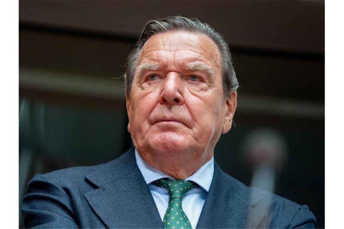 Altkanzler Schröder nicht mehr BVB-Ehrenmitglied Altkanzler Gerhard Schröder hat Führungspositionen bei russischen Konzernen inne. Foto: Kay Nietfeld/dpa