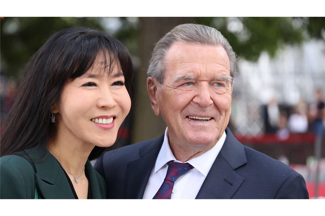 Gericht verhandelt Klage von Altkanzler Schröder Altkanzler Schröder mit seiner Ehefrau Seon in Berlin. (Archivbild)