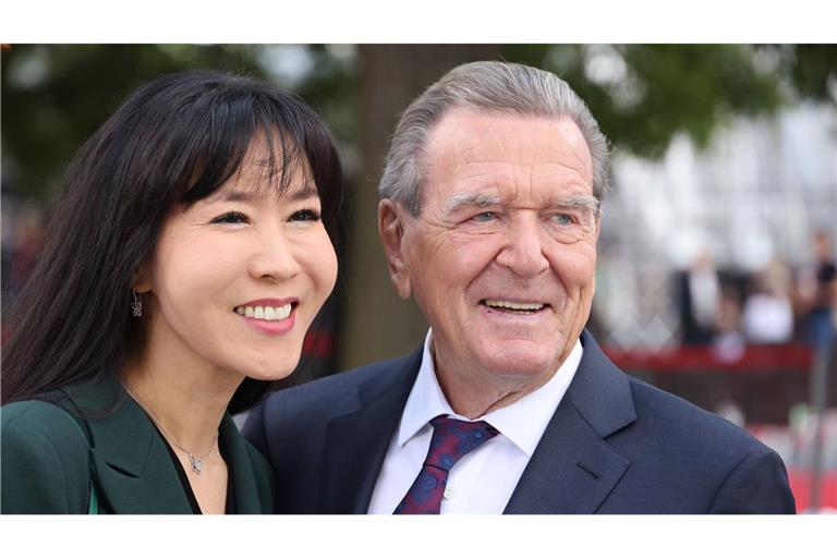Altkanzler Schröder mit seiner Ehefrau Seon in Berlin. (Archivbild)