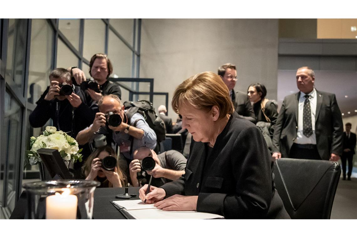 Altkanzlerin Angela Merkel schreibt ins Kondolenzbuch.