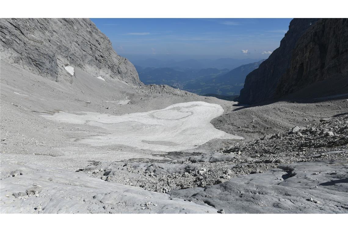Waldbrände beschleunigen Schmelzen der Gletscher Altschnee und Geröll liegen auf dem kleinen Überrest des Watzmanngletschers. Der Gletscher auf über 2000 Metern Höhe im oberen Watzmannkar schrumpft und wird wahrscheinlich in einigen Jahren verschwunden sein.