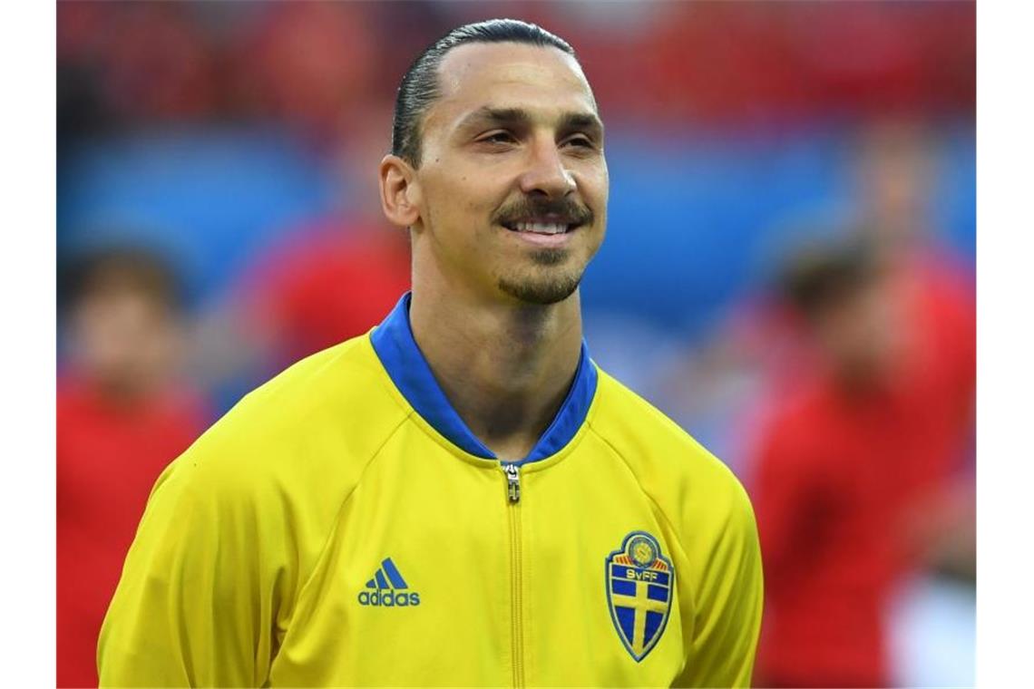 Fußball-Top-Nationen zittern um Katar-Tickets Altstar Zlatan Ibrahimovic will mit Schweden 16 Jahre nach seiner letzten WM-Teilnahme noch einmal zur Endrunde. Foto: Federico Gambarini/dpa