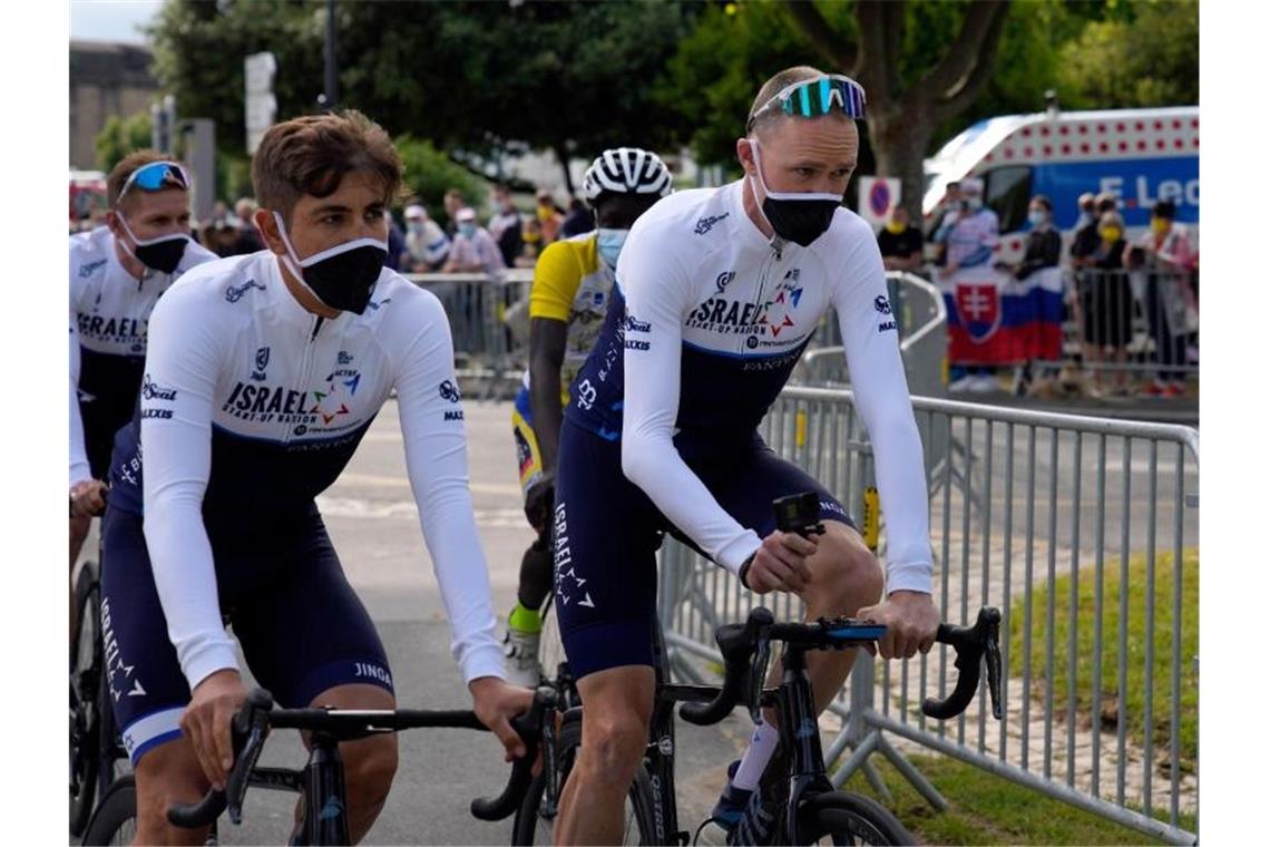 Altstars zurück bei der Tour: Ex-Sieger Chris Froome (r) und Teamkollege André Greipel (hinten links). Foto: Christophe Ena/AP/dpa